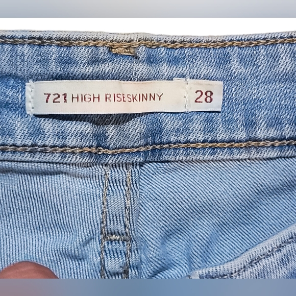 Like New | Levis Premium | 721 High Rise Skinny | Size: 28 - Picture 4 of 5